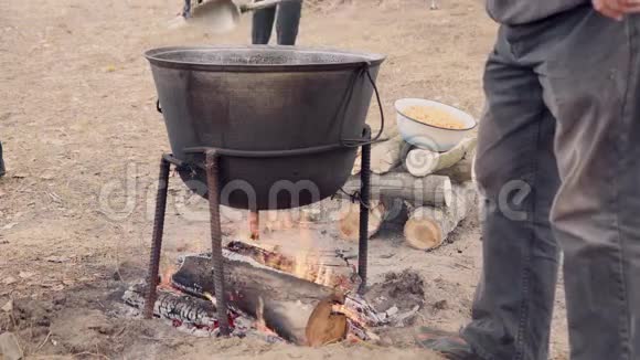 用羊肉在大锅里煮汤视频的预览图