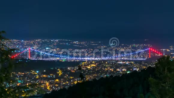 法蒂赫苏丹梅赫迈特桥景观连接亚洲和欧洲夜间时间从卡姆莱卡山顶土耳其伊斯坦布尔视频的预览图