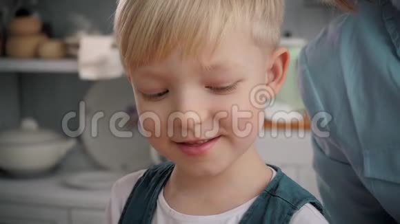 厨房里可爱微笑的小男孩孩子的肖像幸福的家庭视频的预览图
