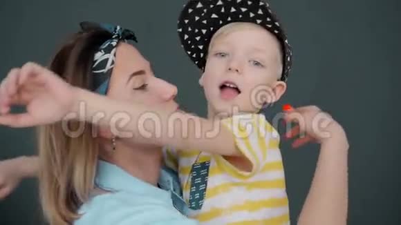 一张儿子拥抱母亲的美丽肖像在灰色背景下被隔离视频的预览图