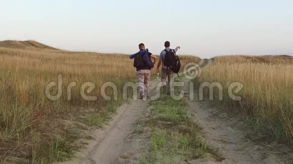 大自然的游客2两个旅游者和男人一起去旅行他们的自然背包慢动作视频视频的预览图