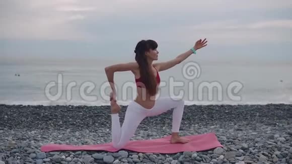 户外瑜伽垫上的女人视频的预览图
