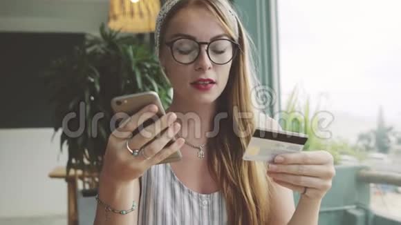 女人用信用卡和手机付款网上银行视频的预览图
