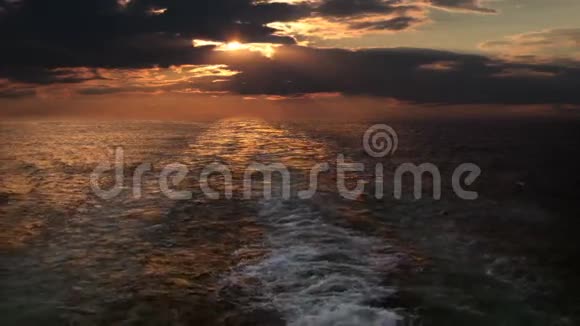日落和船尾视频的预览图
