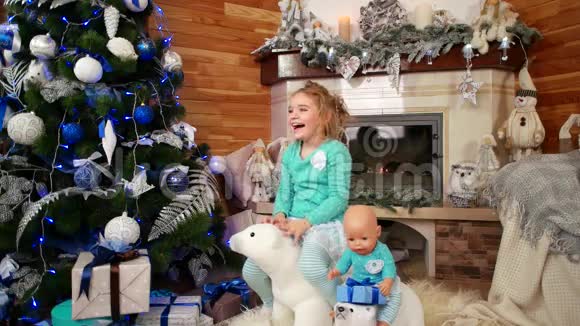 有害的孩子一个小女孩摆着脸孩子在聚会上的不良行为女孩坐在玩具中间视频的预览图