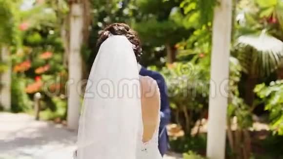 新娘围着新郎转视频的预览图