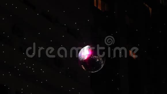 旋转的透明玻璃球体视频的预览图