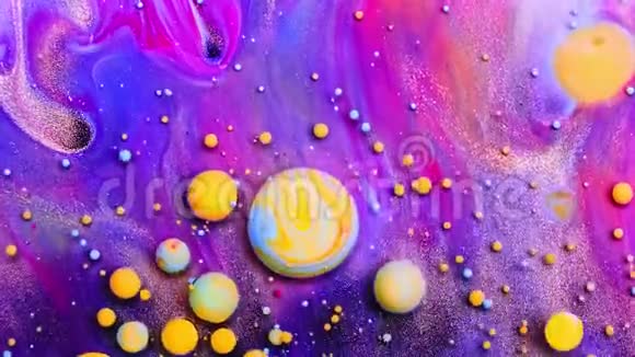气泡液体漂浮在油漆中油漆油和牛奶的混合色彩艳丽背景明亮美容效果好视频的预览图