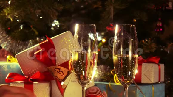 新年和圣诞庆祝活动情侣香槟庆祝活动4k视频的预览图