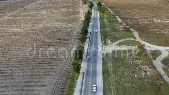 空中摄影从郊区高速公路的顶部可以看到视频的预览图