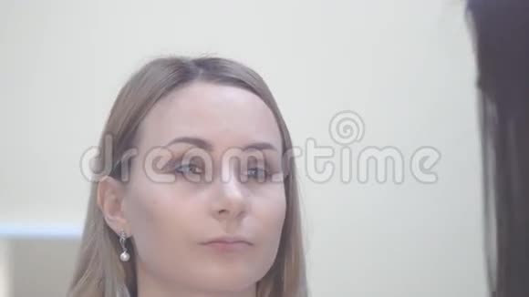 化妆师在模特的眼睛上涂上睫毛膏眼睛化妆视频的预览图