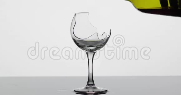 葡萄酒红酒倒在湿漉漉的酒杯里视频的预览图