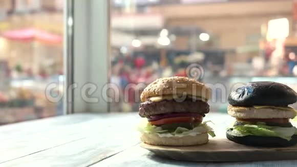 木板上有三个汉堡视频的预览图