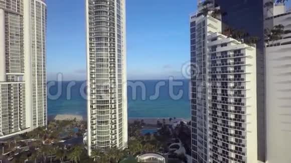 令人惊叹的4k空中无人机海景全景在高耸豪华摩天大楼海岸线海滩迈阿密佛罗里达大西洋视频的预览图