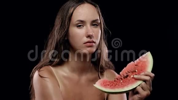 年轻的女人吃西瓜极端慢动作视频的预览图