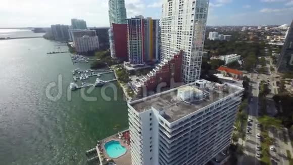 令人惊叹的4k空中海景无人驾驶飞机全景豪华摩天大楼酒店海岸线海滩迈阿密市中心视频的预览图
