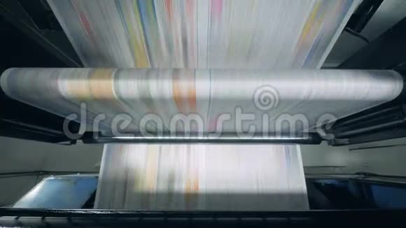 自动输送机在工厂移动印刷报纸视频的预览图