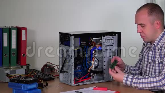技术人员升级桌面电脑RAM视频的预览图