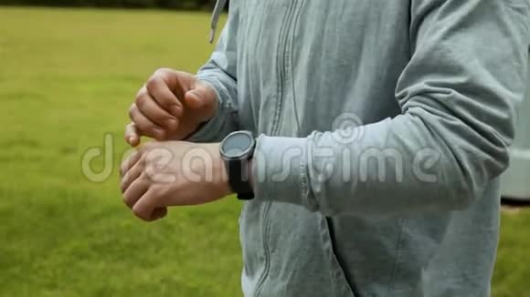 运动员跑步检查健身结果运动跟踪器腕带手表视频的预览图