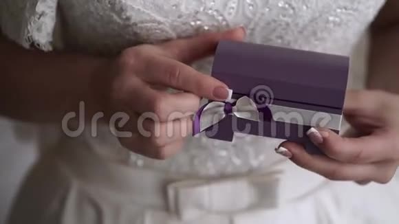 新娘打开盒子带结婚戒指视频的预览图