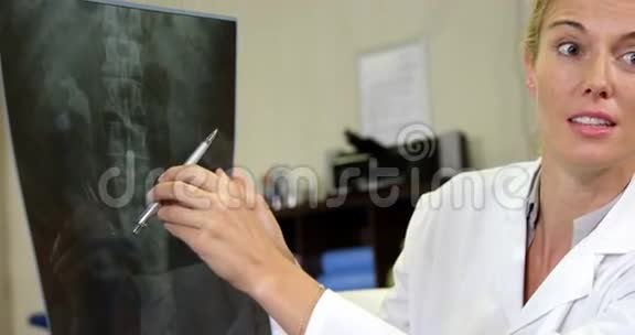 理疗师给病人做x光检查视频的预览图