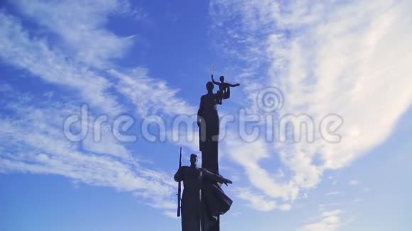 俄罗斯反对蓝天白云的伟大卫国战争纪念碑视频的预览图