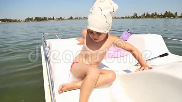 双体船上的小女孩视频的预览图