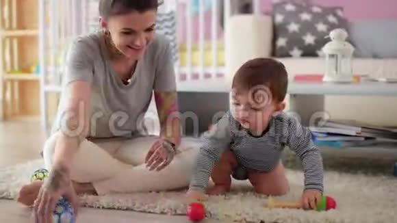 妈妈在家里和幼儿一起工作视频的预览图