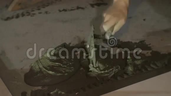 熟练工人在地板上涂手工湿水泥胶视频的预览图