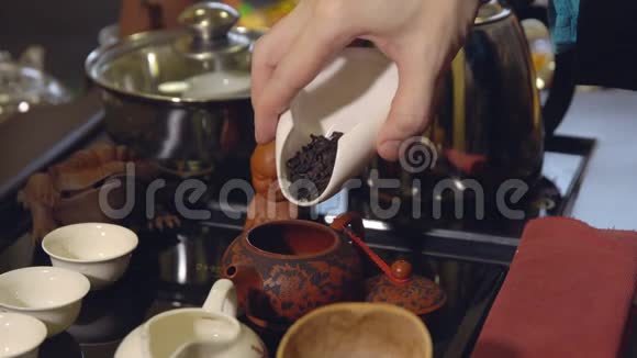 茶道师父把茶叶倒在茶壶里视频的预览图