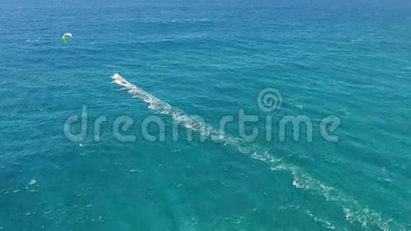 风浪冲浪极限夏季运动在平静的深蓝色绿松石海水在晴天4k空中无人机海景视频的预览图