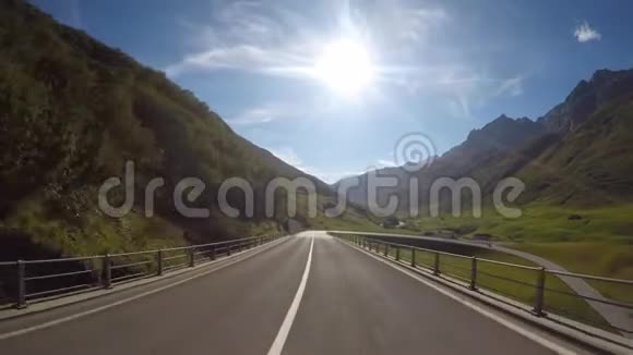 瑞士圣戈塔多驾驶镜头车辆点视车顶上的摄像头绕着山口开视频的预览图