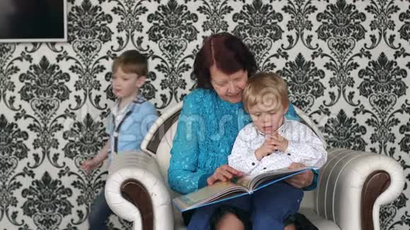 奶奶和小男孩看书视频的预览图