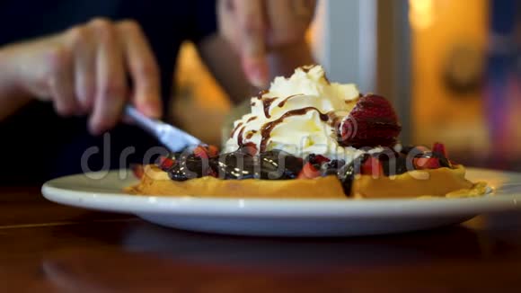 美味的自制华夫饼沙漠切割水果和鞭子奶油视频的预览图
