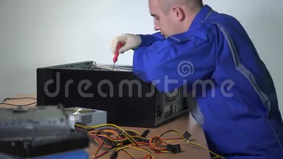专业的电脑维修人员从桌面电脑上取出主板并检查视频的预览图