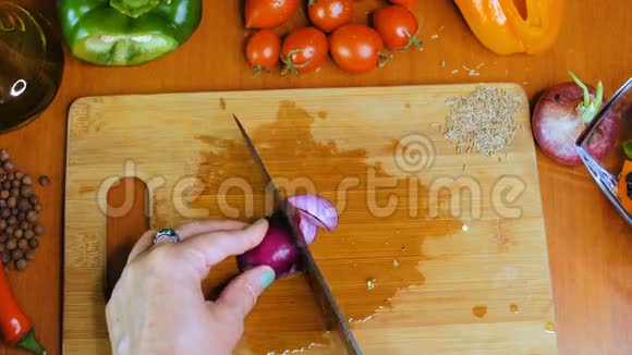 一个女人用菜刀切洋葱视频的预览图