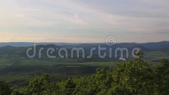 从洛沃斯山看捷克共和国波希米亚高原中部日落视频的预览图