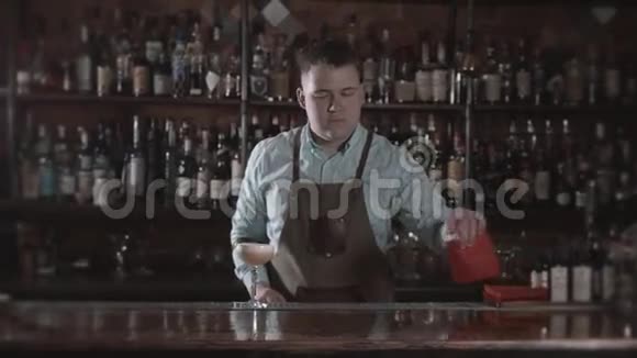 酒吧服务员准备鸡尾酒为皮纳科拉达服务关于服务和饮料的概念视频的预览图