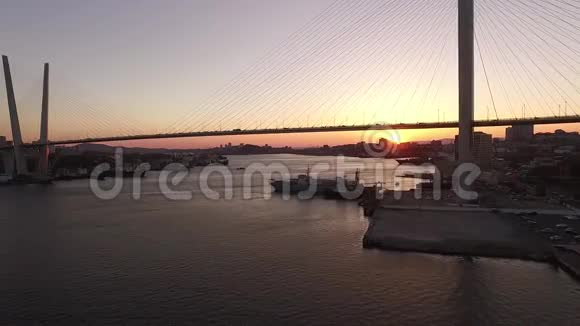 美丽的日落环绕着桥视频的预览图