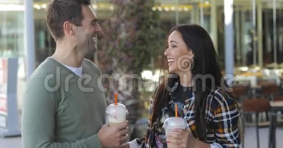 快乐的放松夫妇享受外卖咖啡视频的预览图