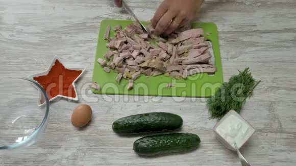 带有鸡蛋和蔬菜的预烤肉菜的俯视图视频的预览图