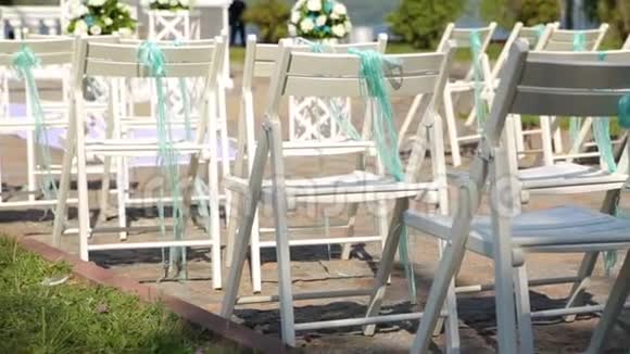 婚礼上为客人准备的椅子婚礼地点视频的预览图
