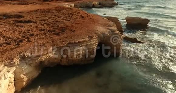 在被海浪冲过的石阶附近的无人机上降落视频的预览图