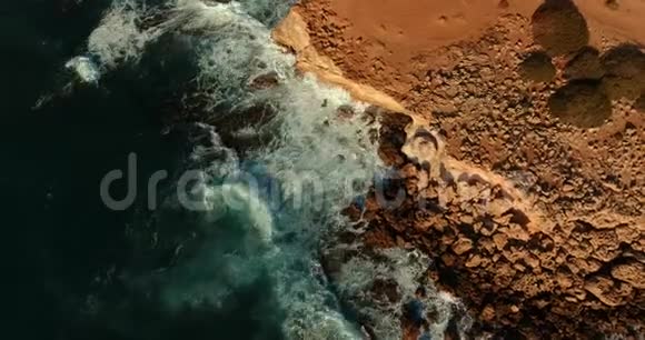 在被海浪冲过的石阶附近的无人机上降落视频的预览图