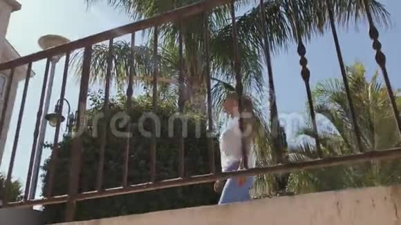 年轻女子走在酒店的地盘上视频的预览图