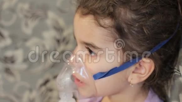 美丽的卷发女孩使吸入接近治疗咳嗽视频的预览图