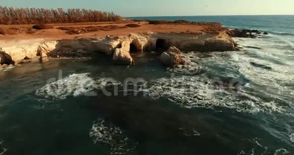 令人难以置信的美丽的岩石海岸被强大的泡沫波冲刷视频的预览图