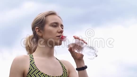 穿慢跑服的女人喝水视频的预览图