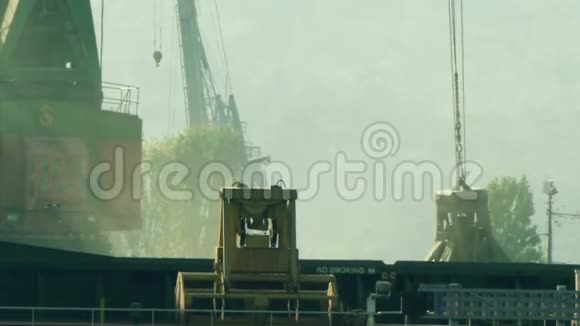 港吊卸车及装粮视频的预览图