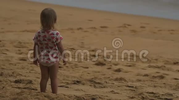 小女孩踏上沙滩视频的预览图